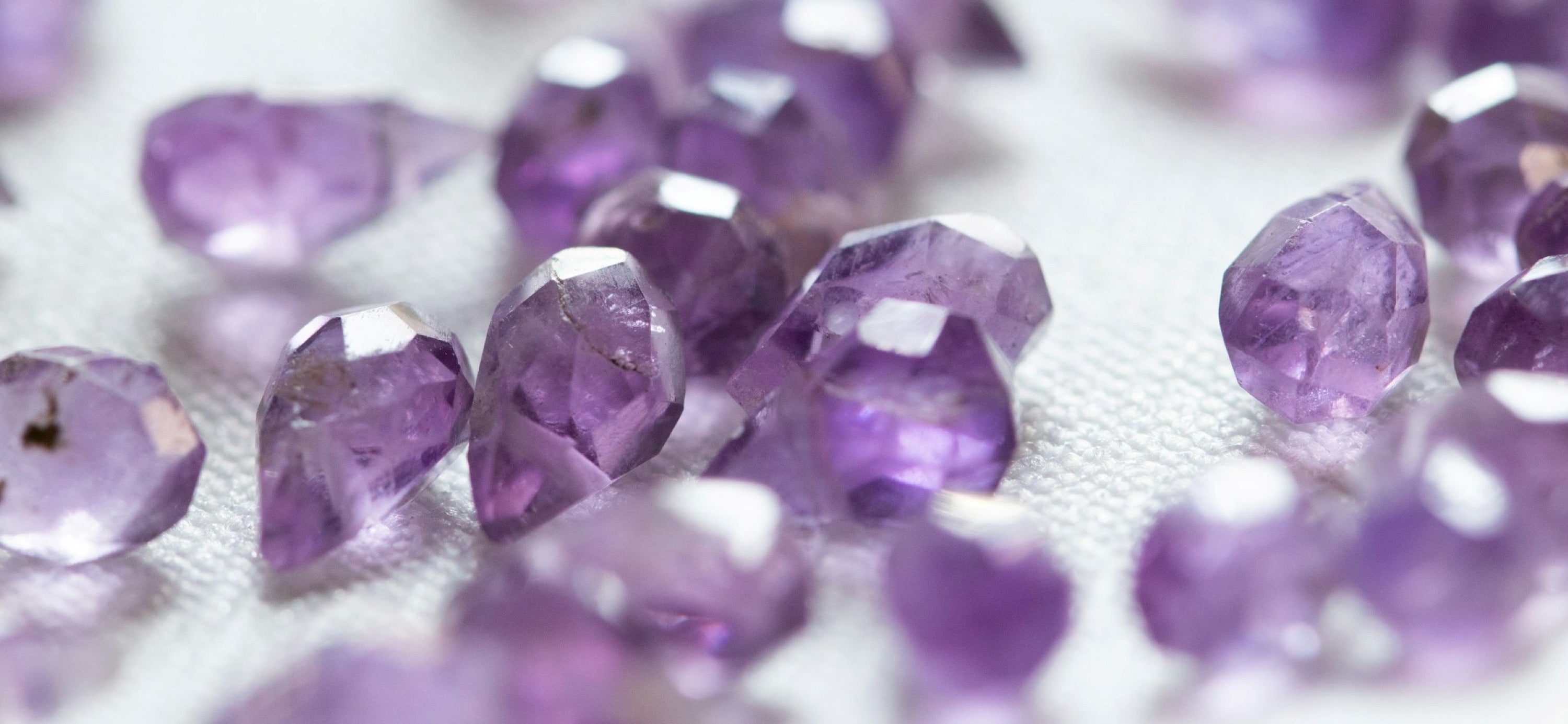 Schmuckstein Amethyst auf weißem Untergrund
