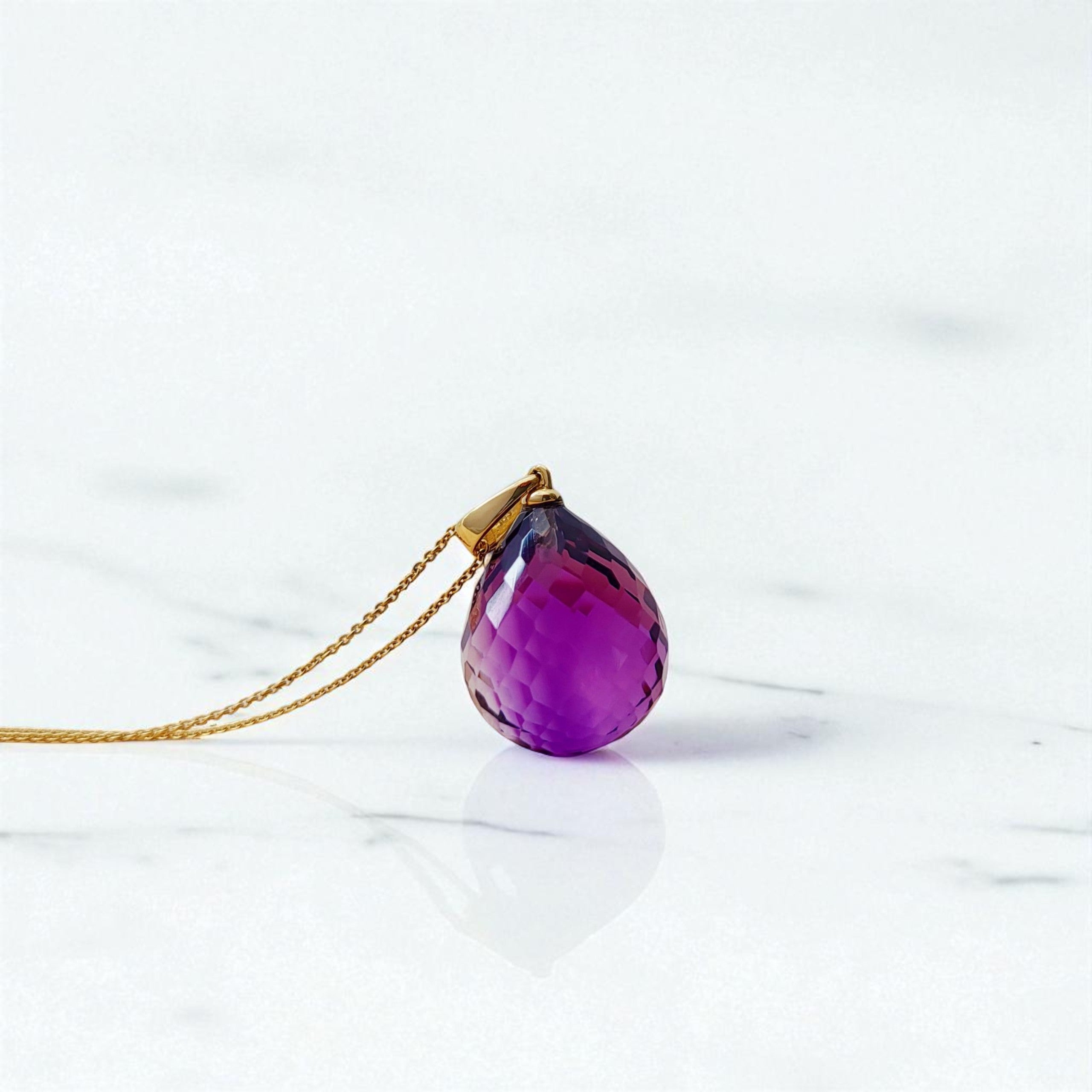 Edelsteinanhänger Amethyst Pampel 24mm mit Halskette in 585 Gold mit floralem Hintergrund