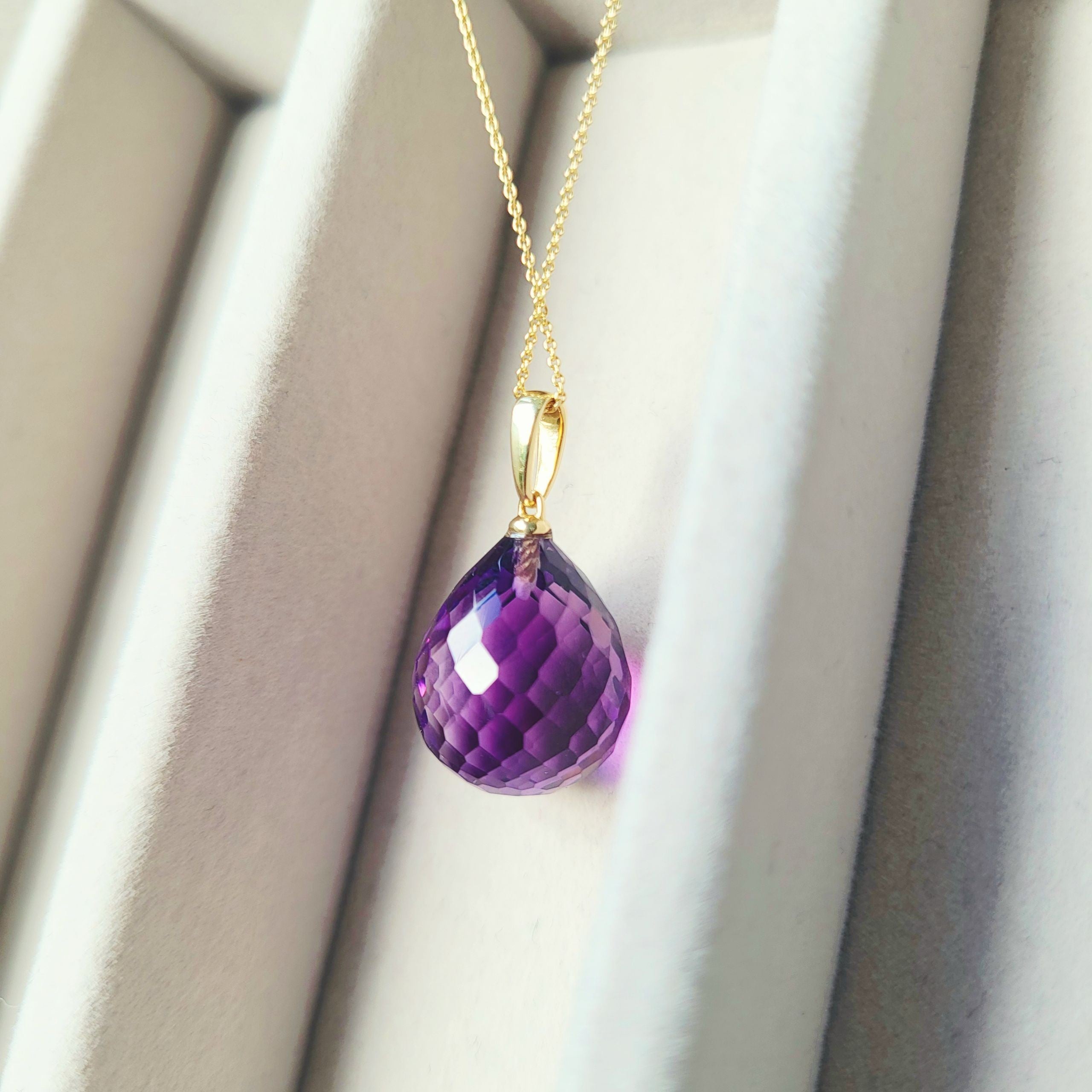 Edelsteinanhänger Amethyst Pampel 24mm mit Halskette in 585 Gold mit floralem Hintergrund