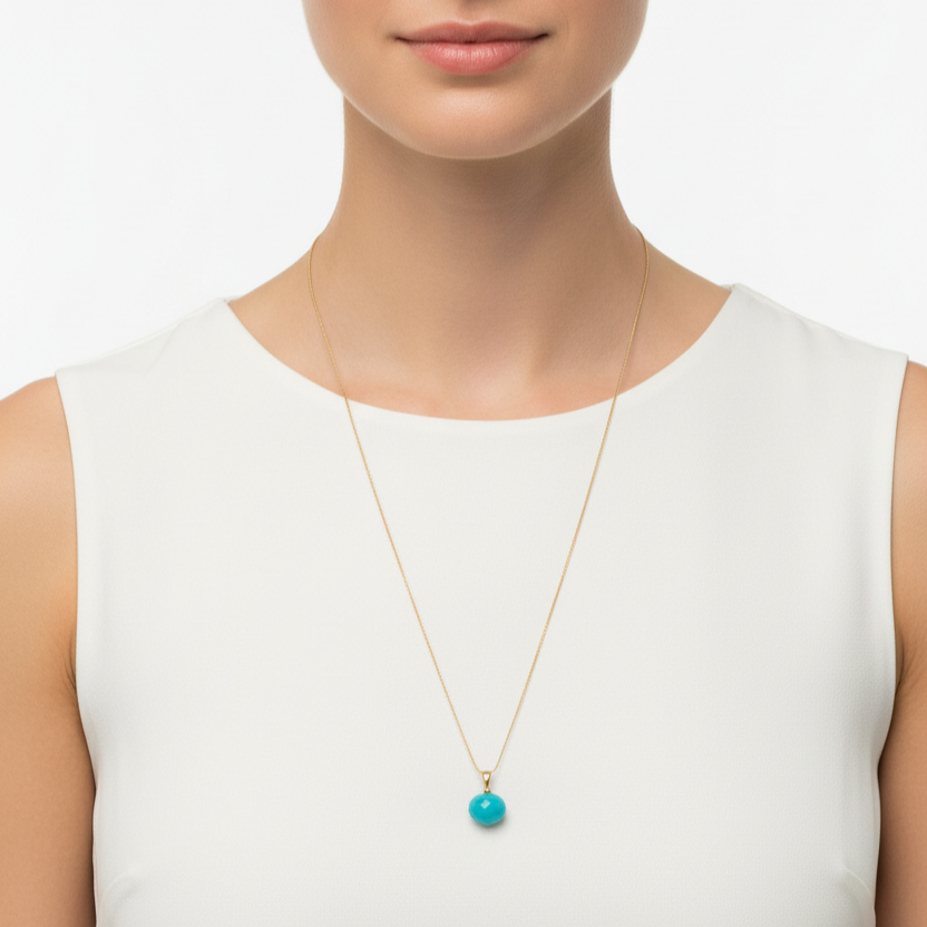 Frau mit Kette und Edelsteinanhänger aus Amazonit Onion Cut und 585 Gold