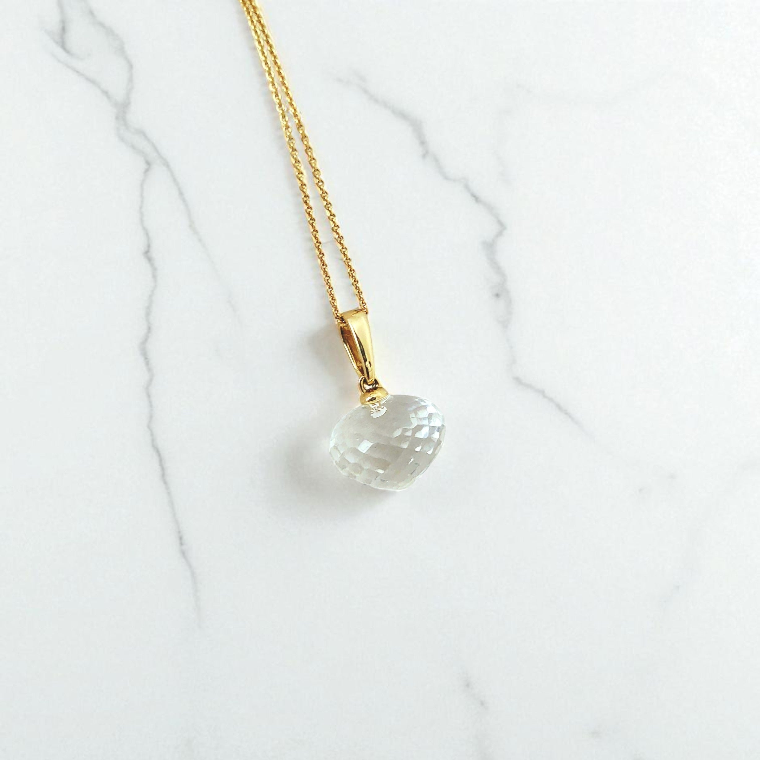 Kette und Edelsteinanhänger aus Bergkristall Onion Cut Form in 585 Gold