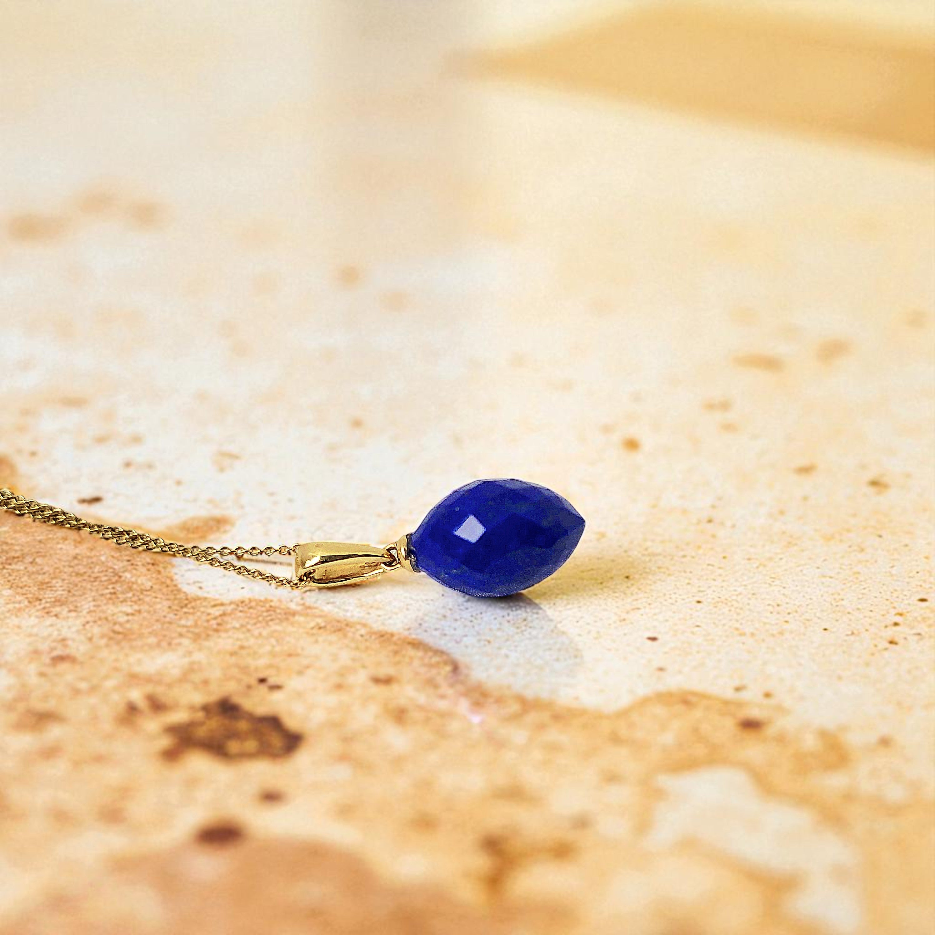 Edelsteinanhänger Lapislazuli 22mm auf beigem Mamor