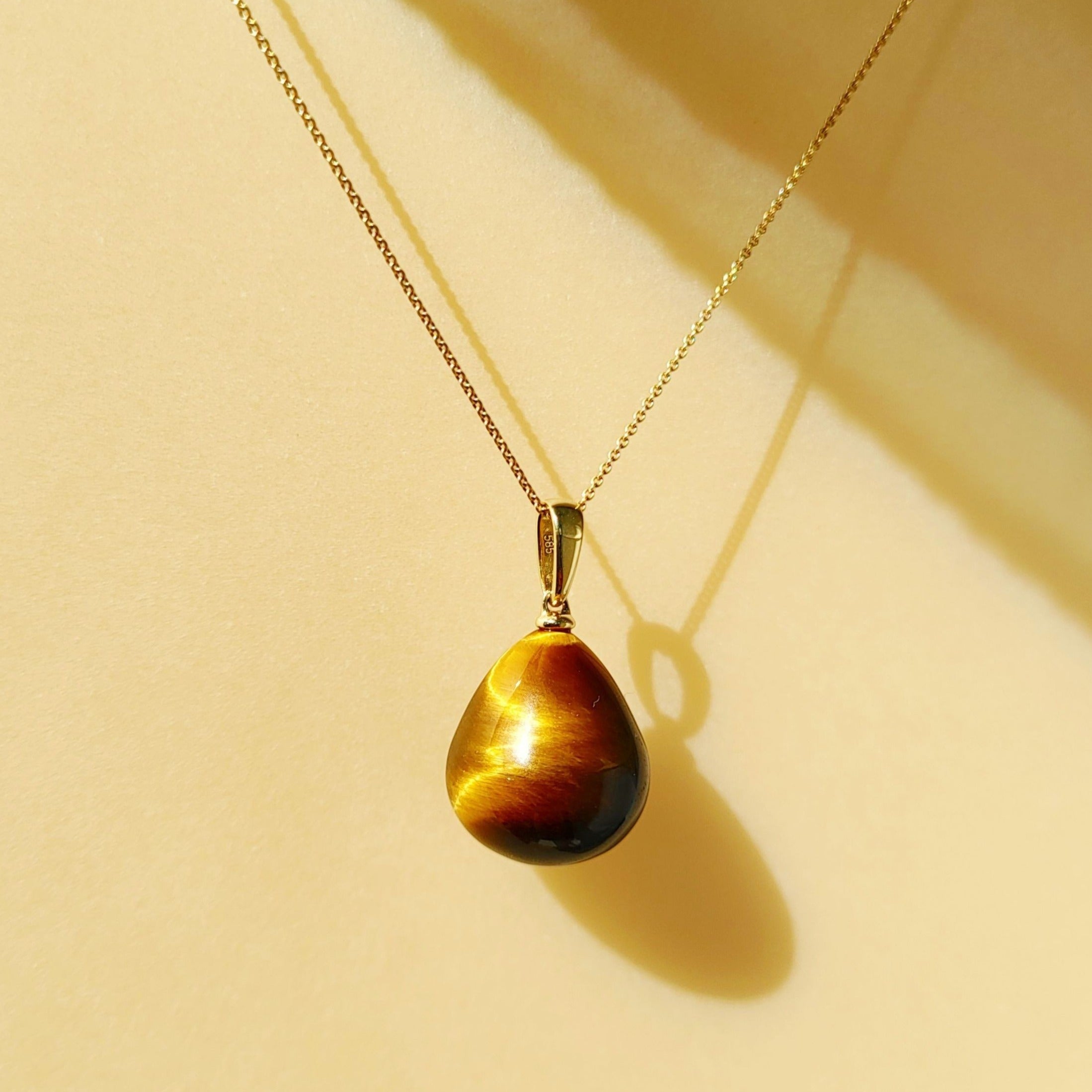 Kette und Edelsteinanhänger Tigerauge in Pampleform aus 585 Gold