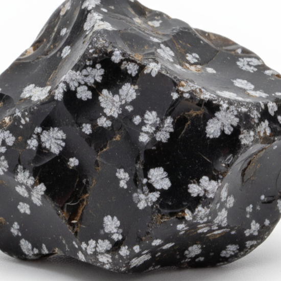 Schneeflockenobsidian Rohstein mit weißem Hintergrund