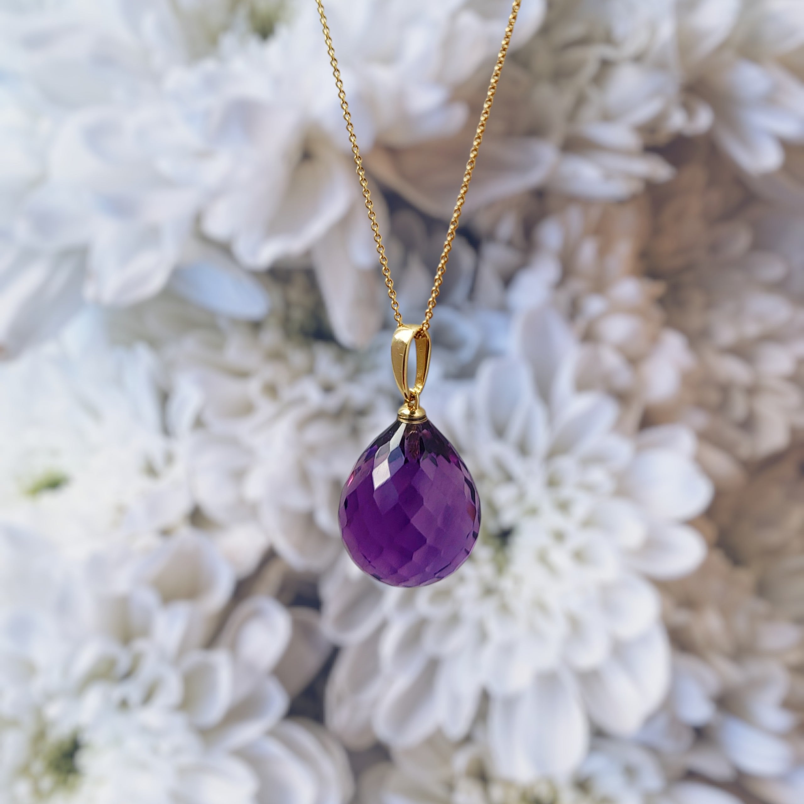 Edelsteinanhänger Amethyst Pampel 24mm mit Halskette in 585 Gold mit floralem Hintergrund