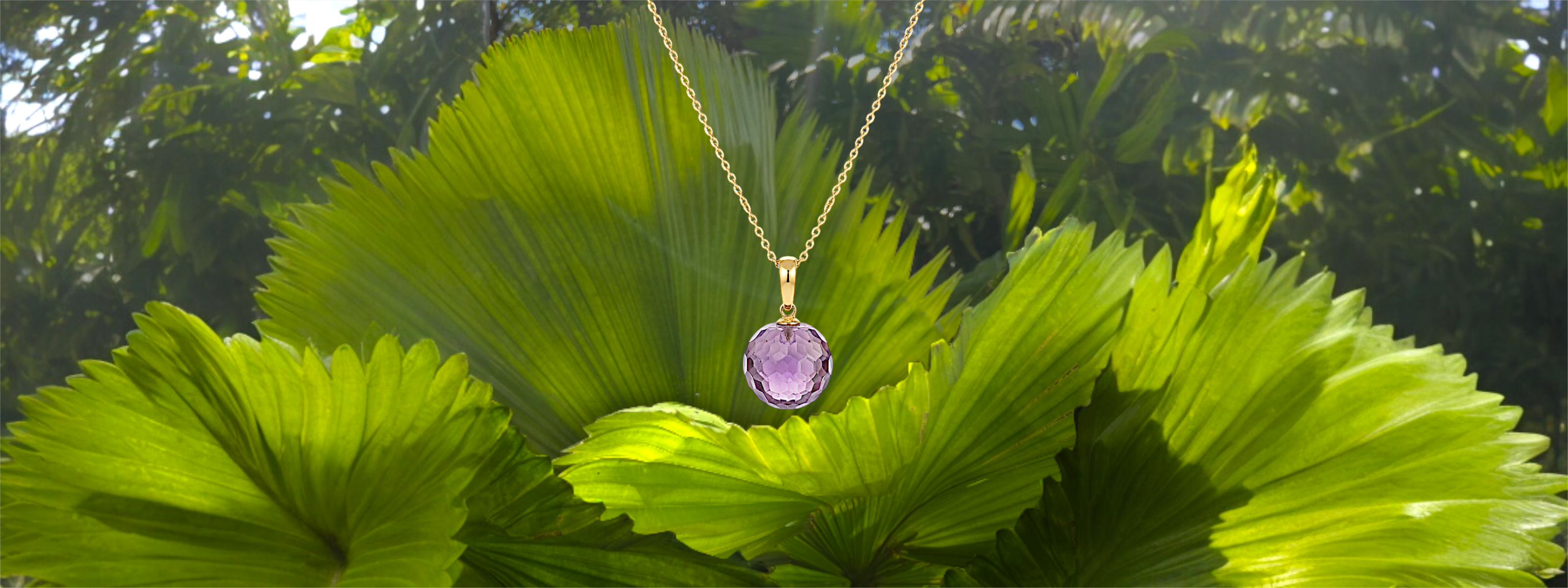 Edelsteinanhänger Amethyst Kugel in der Natur