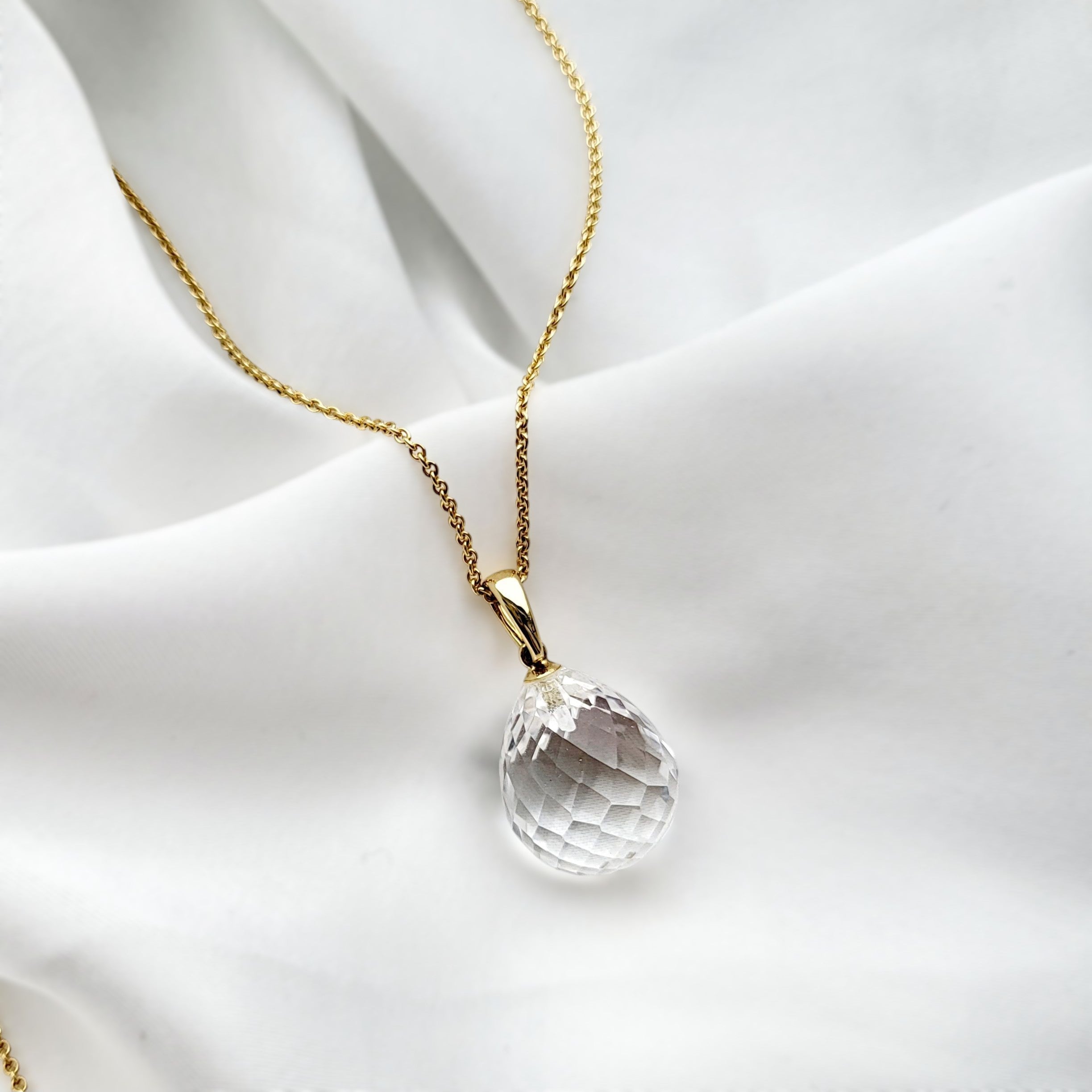 Edelsteinanhänger Bergkristall Pampel 24mm mit Halskette in 585 Gold auf Seidentuch