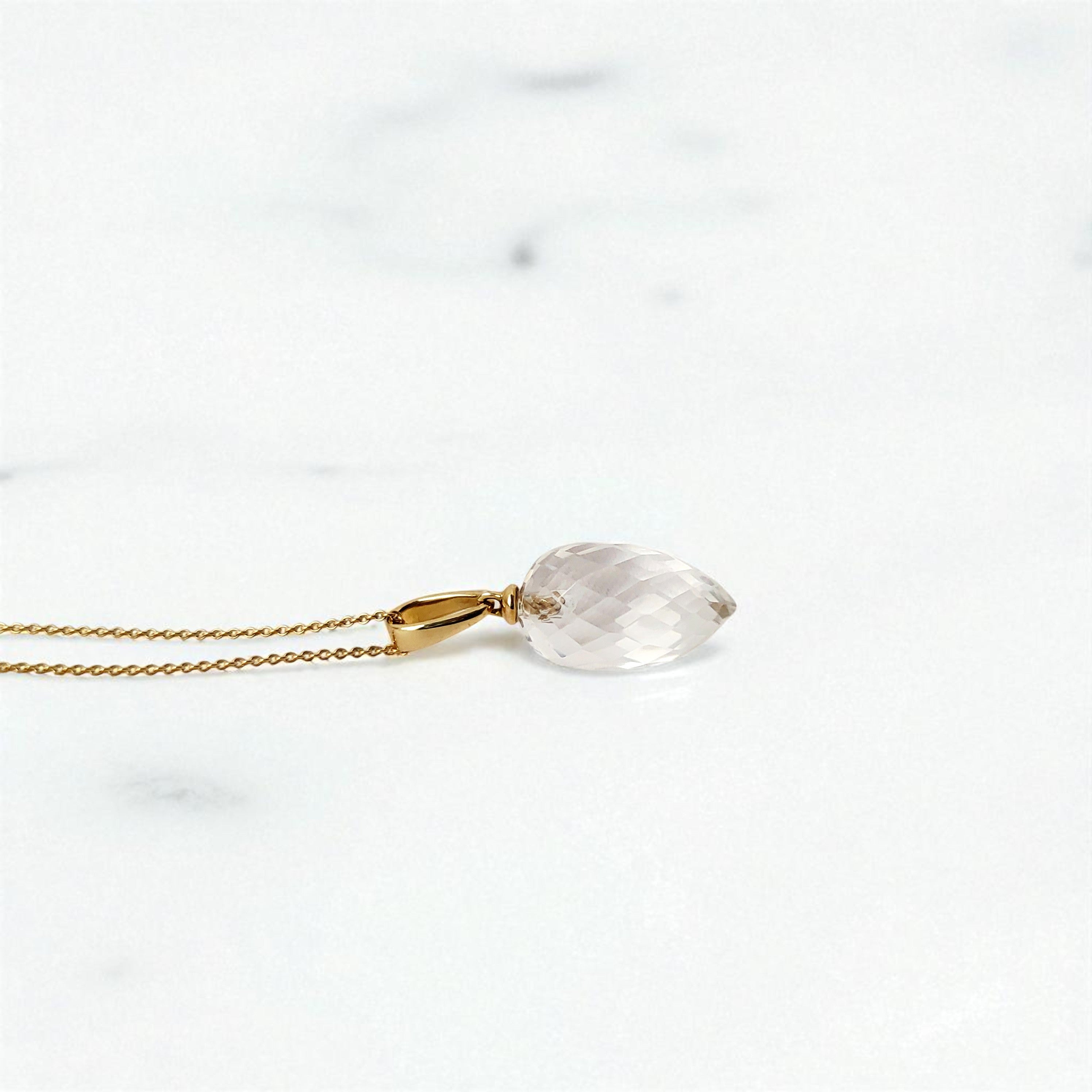 Edelsteinanhänger Bergkristall 22mm mit Halskette in 585 Gold auf weißem Marmor