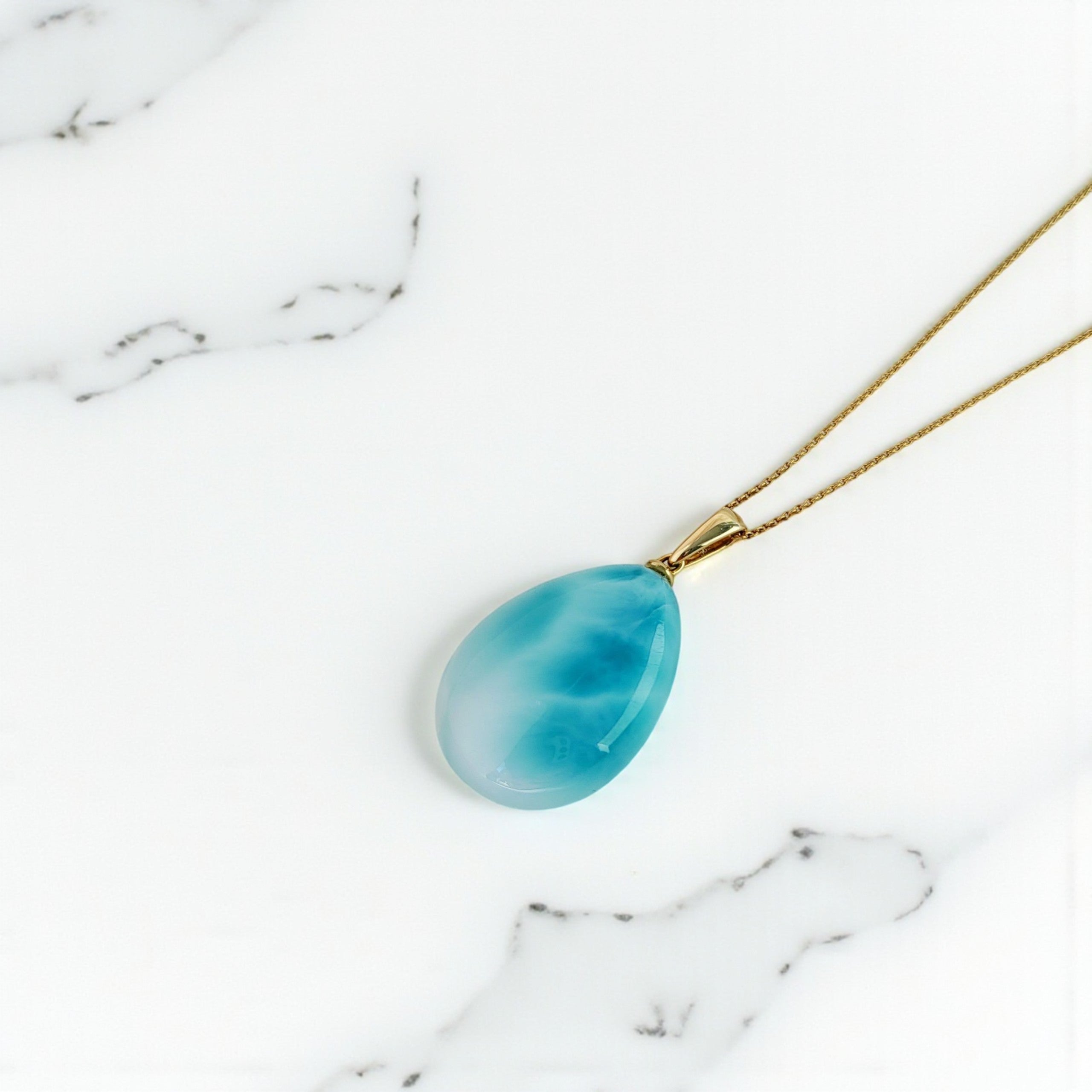 Edelsteinanhänger Larimar mit Halskette 585 Gold auf weißem Marmor