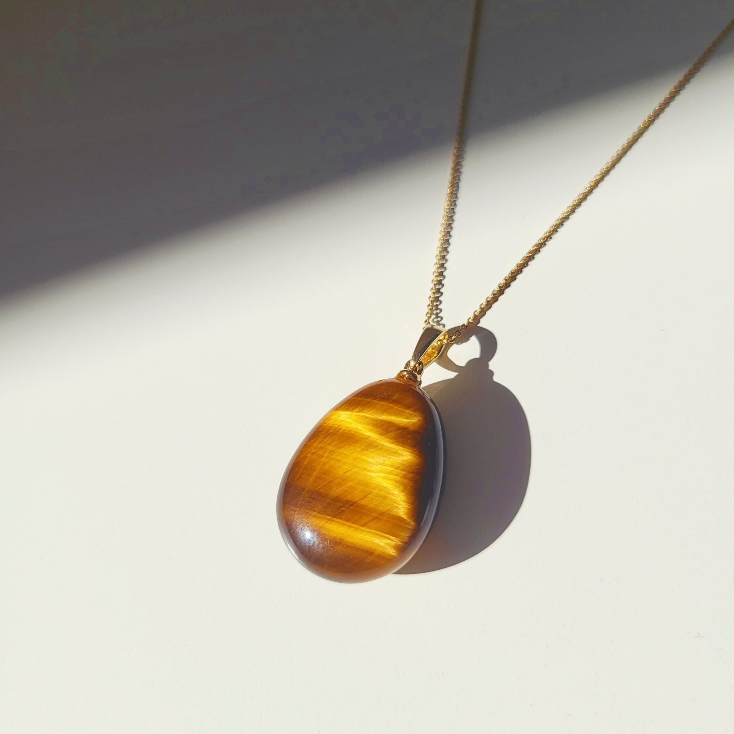 Kette und Edelsteinanhänger Briolette aus Tigerauge in 585 Gold