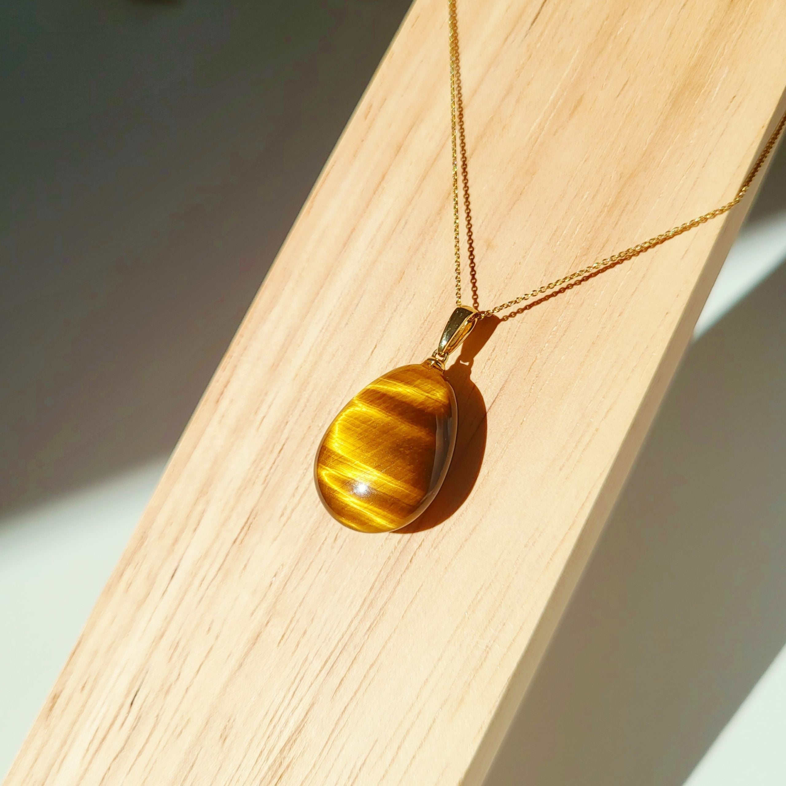 Kette und Edelsteinanhänger Briolette aus Tigerauge in 585 Gold