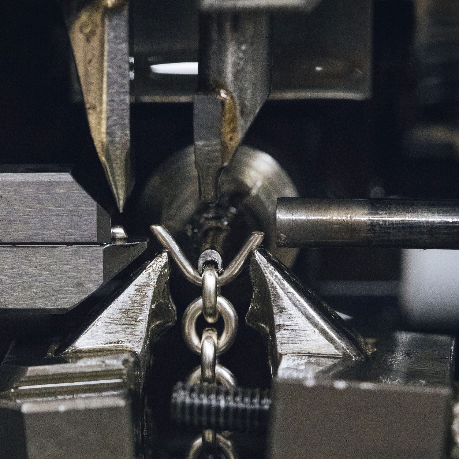 Eine Maschine stellt eine Ankerkette in Deutschland her
